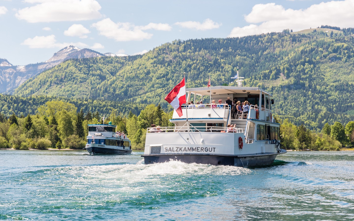 Die Schiffe MS Salzburg und MS Salzkammergut fahren auf dem Wolfgangsee