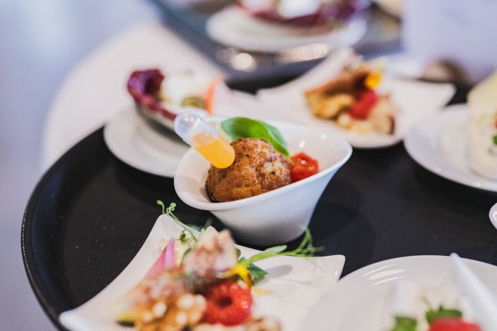 Verschieden Canapés auf einem Tisch serviert