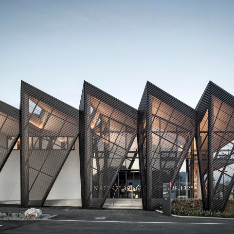 Die neue Talstation der SchafbergBahn, dass ErlebnisQuartier in St. Wolfgang von der Seite 