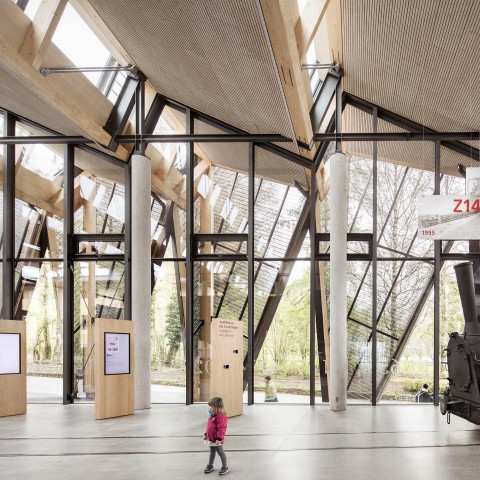 Eingangshalle von der neuen Talstation mit hohen Fenstern die sehr viel Licht bringen