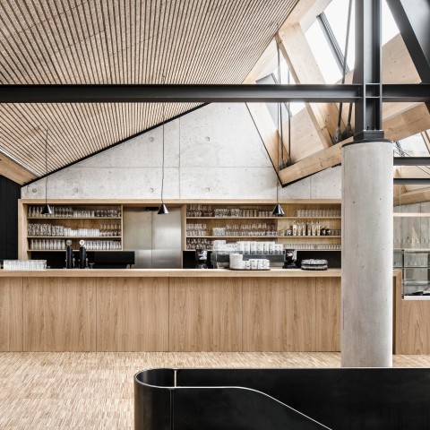 Theke in Holz vom Café & Restaurant EQ