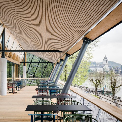 Die Seeterrasse vom ErlebnisQuartier mit Blick auf See und St. Wolfgang