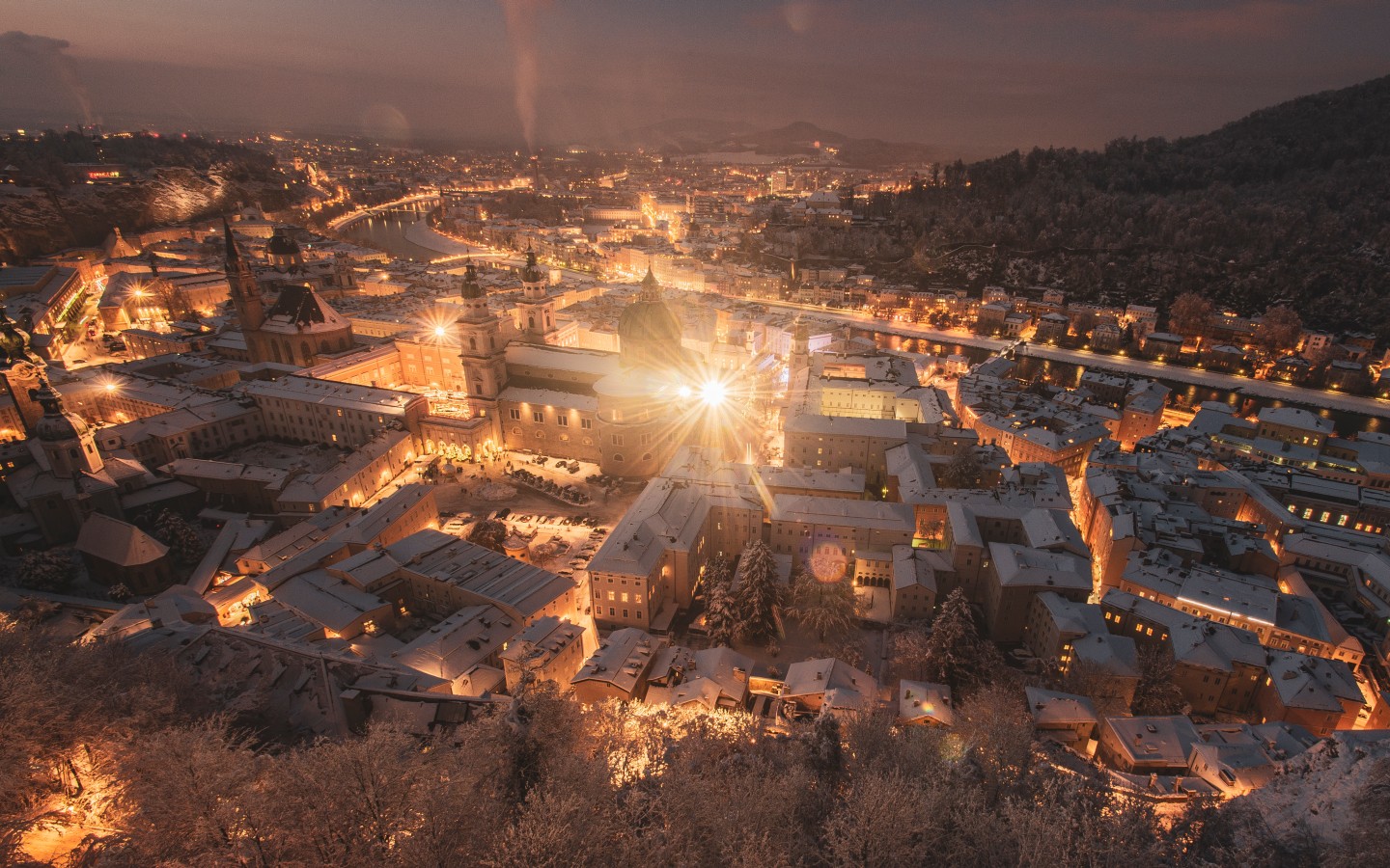 Blick auf die Stadt Salzburg, den Mönchsberg, Kapuzinerberg und festung Hohensalzburg bei Sonnenuntergang und in der Nacht im Winter, kurz vor Weihnachten 2023 im Salzburger Land, Österreich.