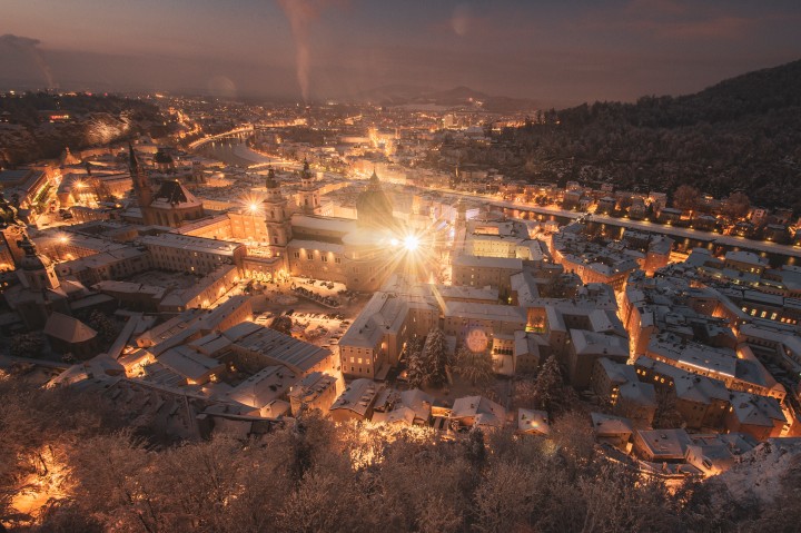 Blick auf ein schneebedecktes Salzburg im Advent von der Festung Hohensalzburg