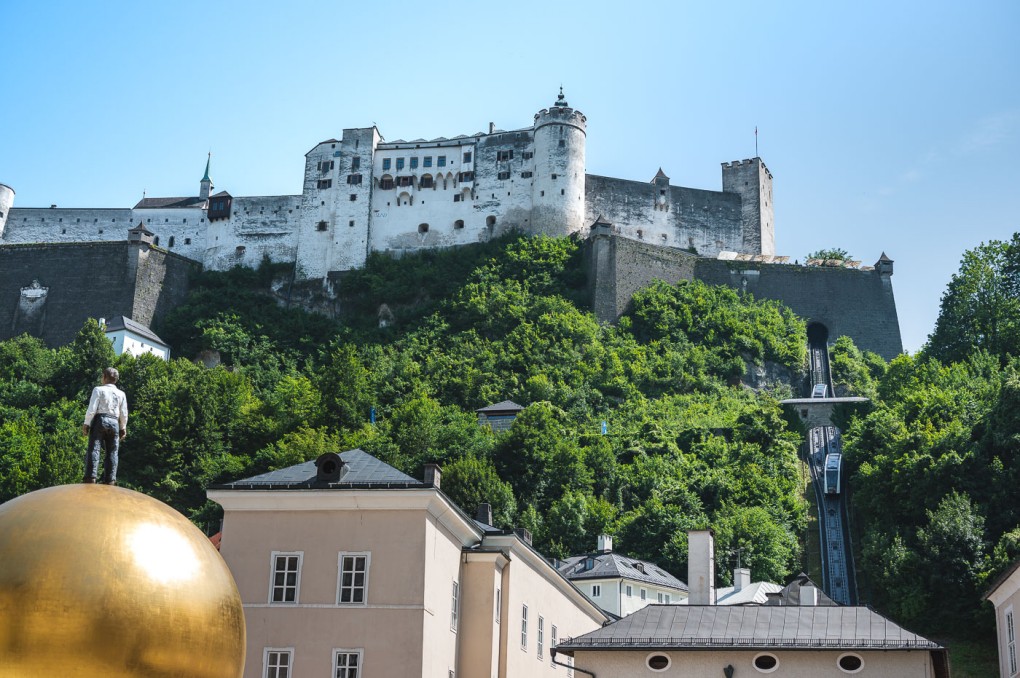 Blick vom Kapitelplatz in Salzburg auf das Wahrzeichen der Stadt, die Festung Hohensalzburg