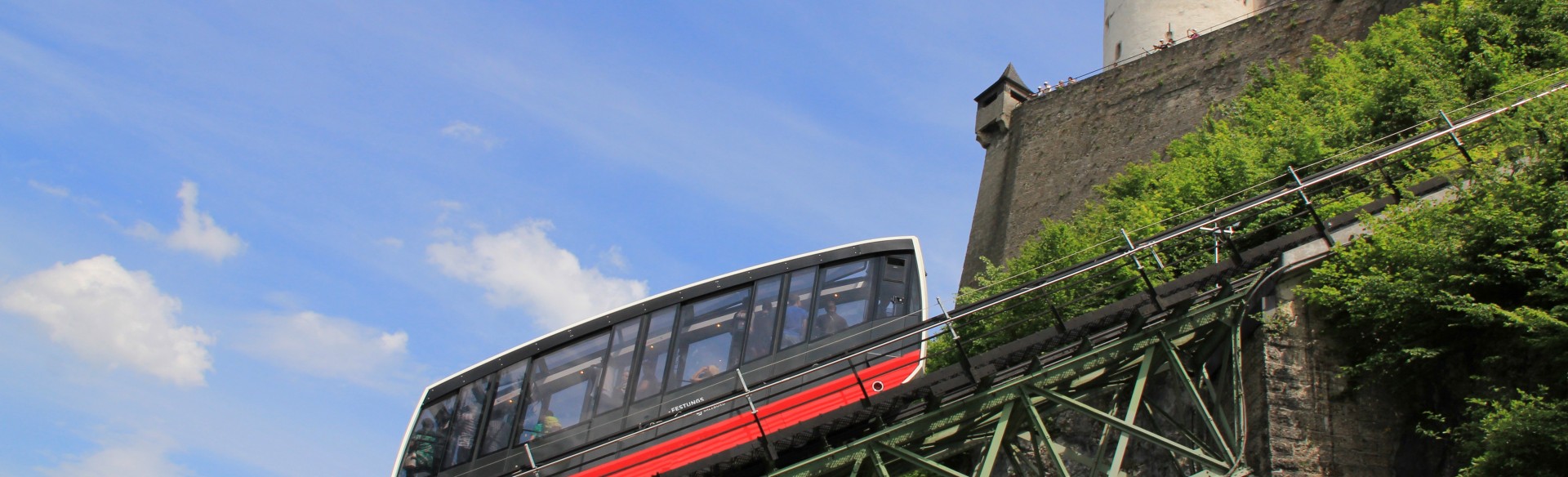 FestungsBahn fährt auf die Festung Hohensalzburg an einem schönen Tag mit blauen Himmel