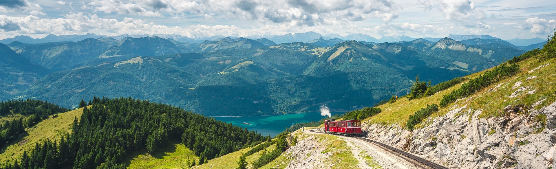 Die steilste Zahnradbahn in Österreich die SchafbergBahn im Hintergrund die Berglandschaft am Wolfgangsee