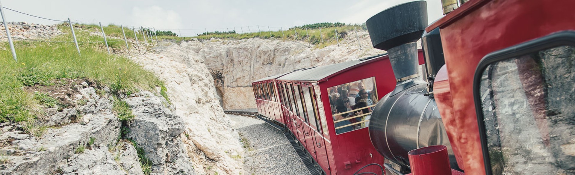 dynmaische Aufnahme der SchafbergBahn bevor diese in den Tunnel am Gipfel fährt.