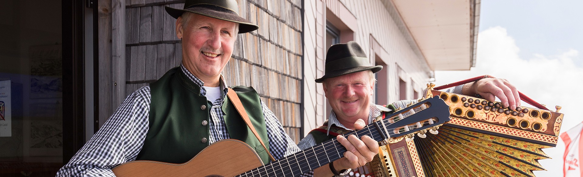 Zwei Musiker in Tracht 