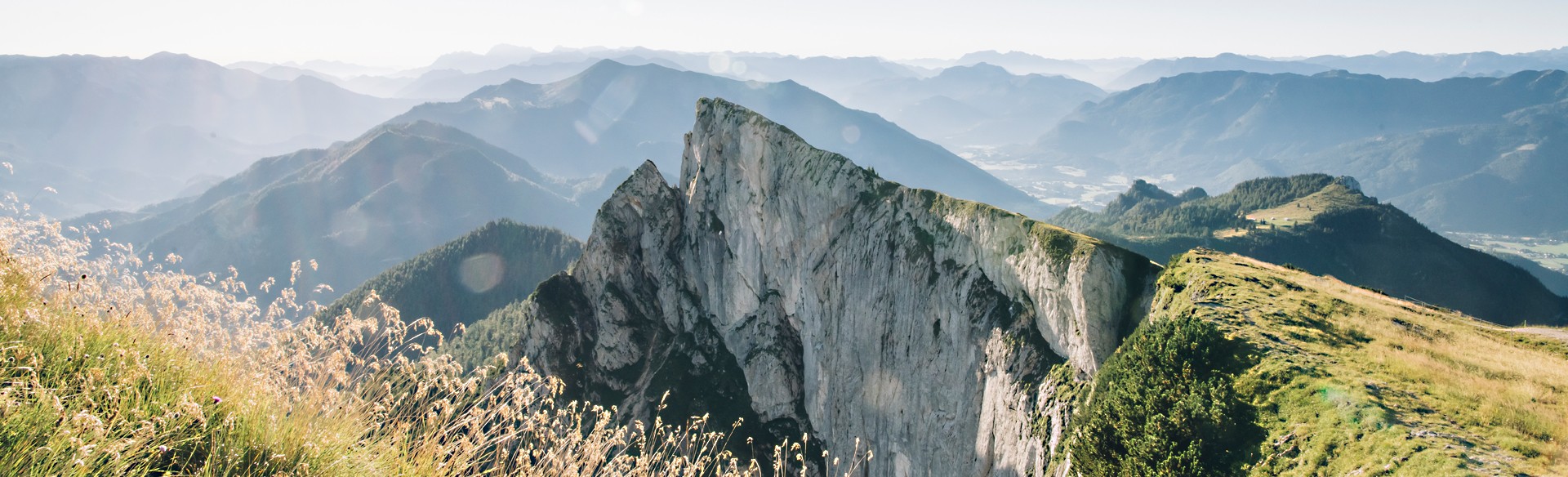 Der Berg die Spinnerin im Salzkammergut an einem Sommertag mit hochstehender Sonne 
