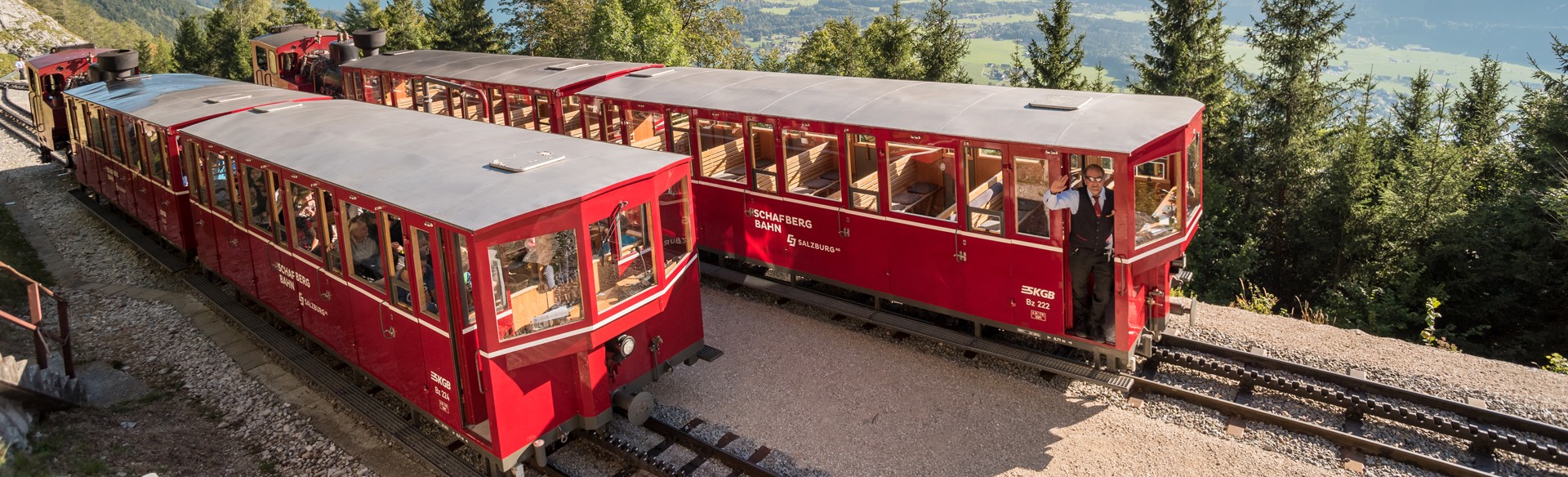 Zwei Bahnen der SchafbergBahn auf den Gleisen 