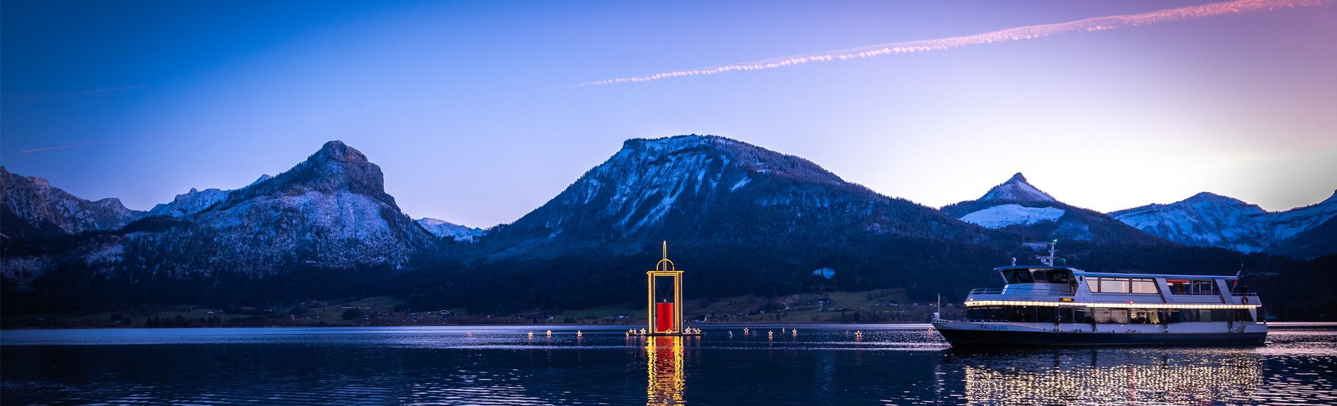 Friedenslich am Wolfgangsee während der Blauenstunde zum Advent. 