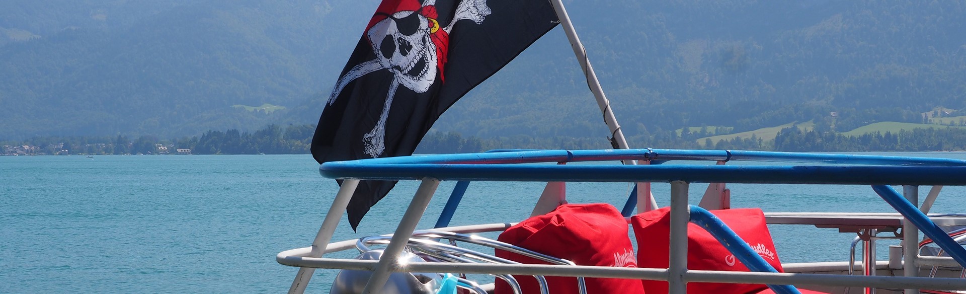 Kinderpiratenschiff mit Piratenflagge