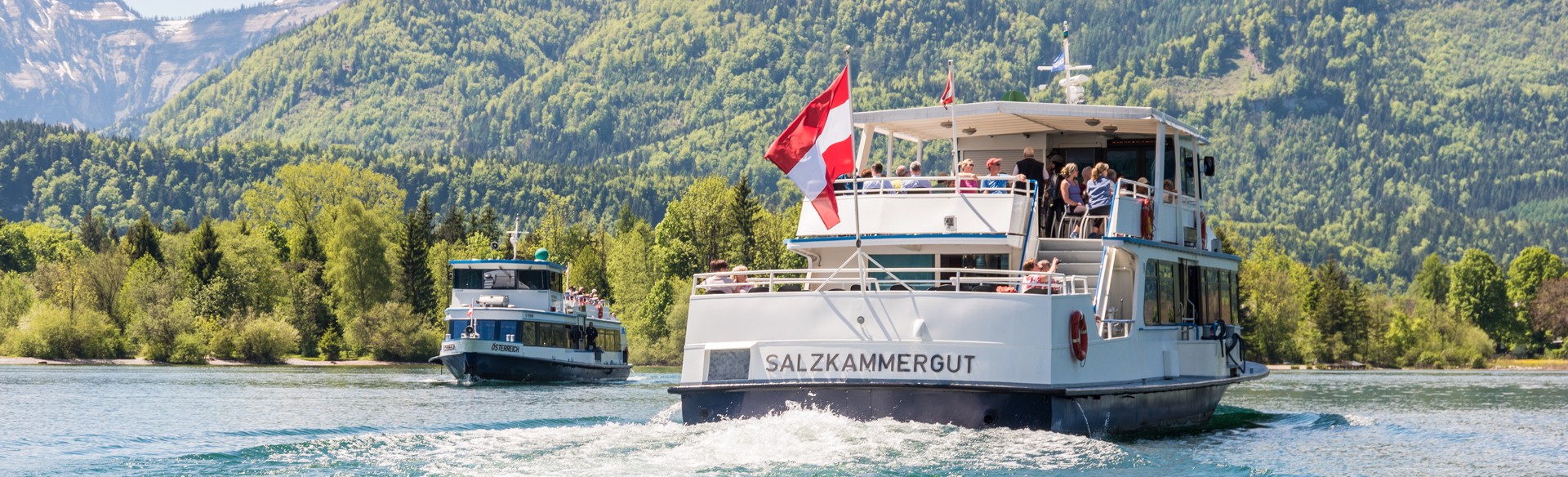 MS Österreich und MS Salzkammergut auf dem Wolfgangsee fahren aneinander vorbei. 