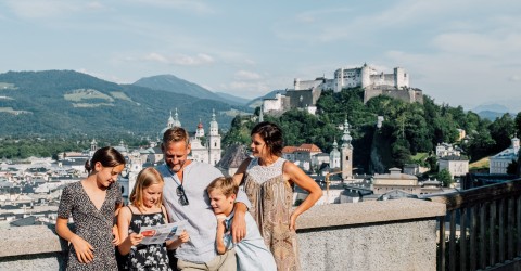 Aussichtsterrasse vom Mönchsberg mit Blick auf Festung Hohensalzburg