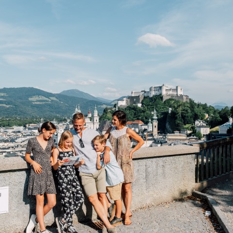 Aussichtsterrasse vom Mönchsberg mit Blick auf Festung Hohensalzburg