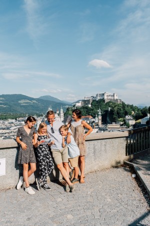 Aussichtsterrasse vom Mönchsberg mit Blick auf Festung Hohensalzburg