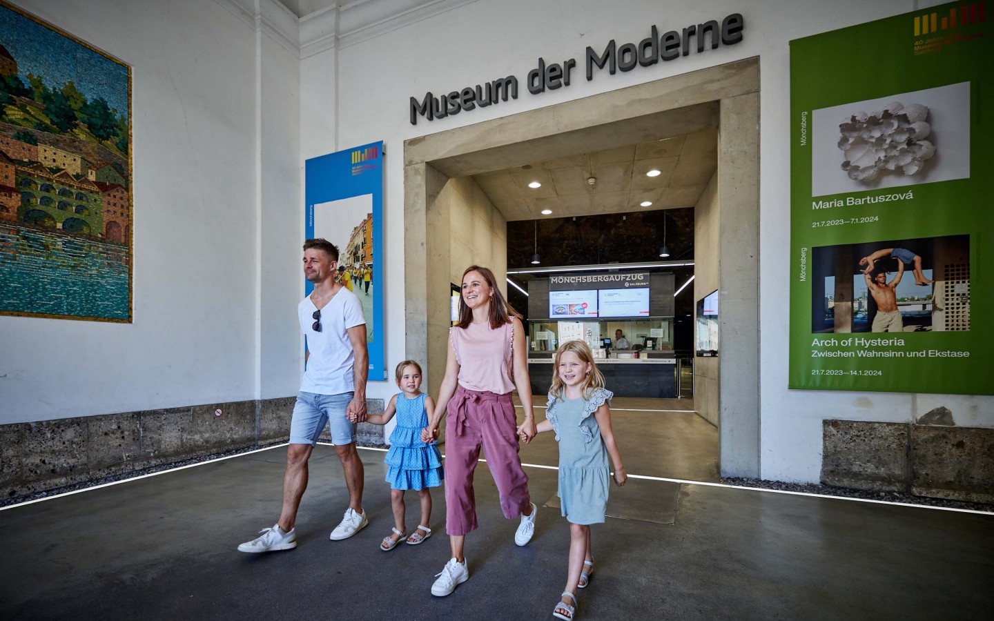 Familie auf dem Weg vom Museum der Moderne in die Stadt Salzburg 