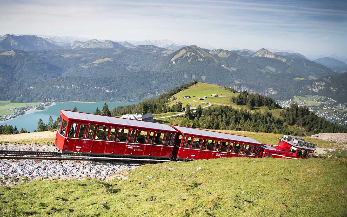 Seitenansicht der SchafbergBahn in einer Steigung kurz nach der Haltestelle Schafbergalm