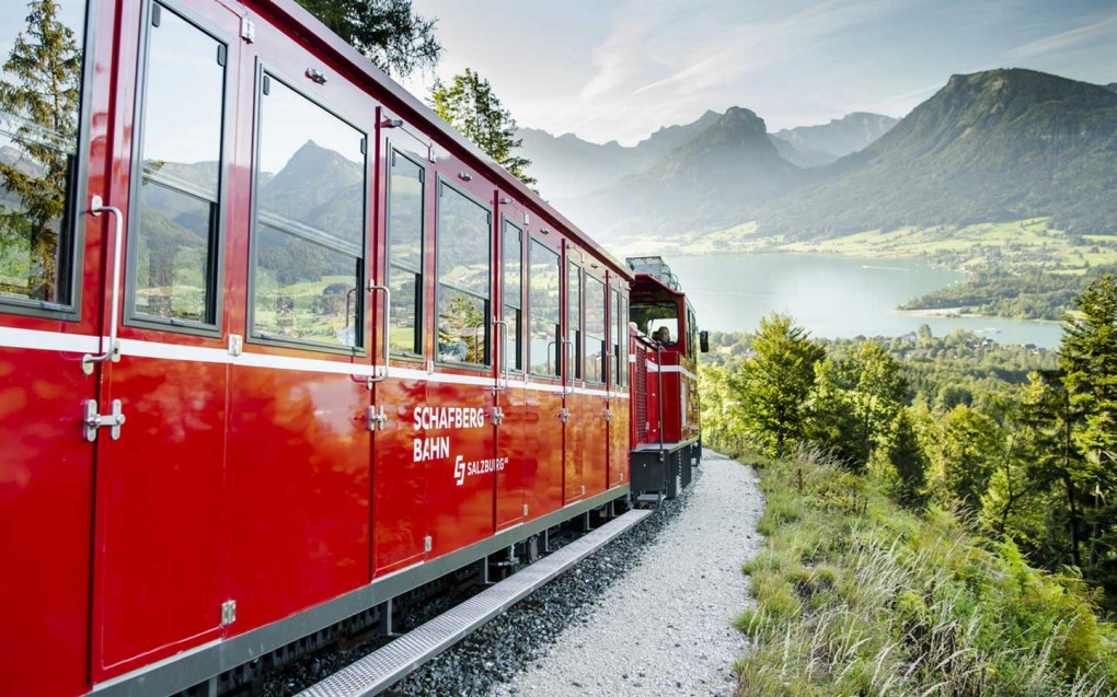 Die SchafbergBahn auf der Strecke zum Gipfel im Hintergrund sieht man den Wolfgangsee