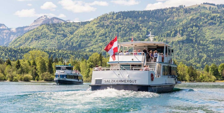 MS Österreich und MS Salzkammergut auf dem Wolfgangsee fahren aneinander vorbei. 