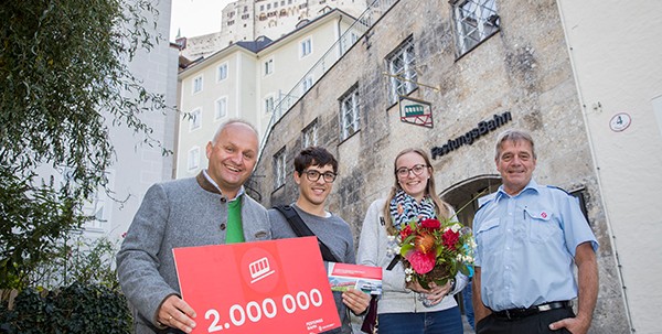 Christian Wörister, Geschäftsführer Salzburg AG Tourismus Management GmbH und Josef Füssl, Betriebsleiter FestungsBahn freuten sich über die Jubiläumsgäste Julie Rouiller und Damian Vonlanthen aus Fribourg in der Schweiz Foto: Neumayr/Leo 24.10.2019