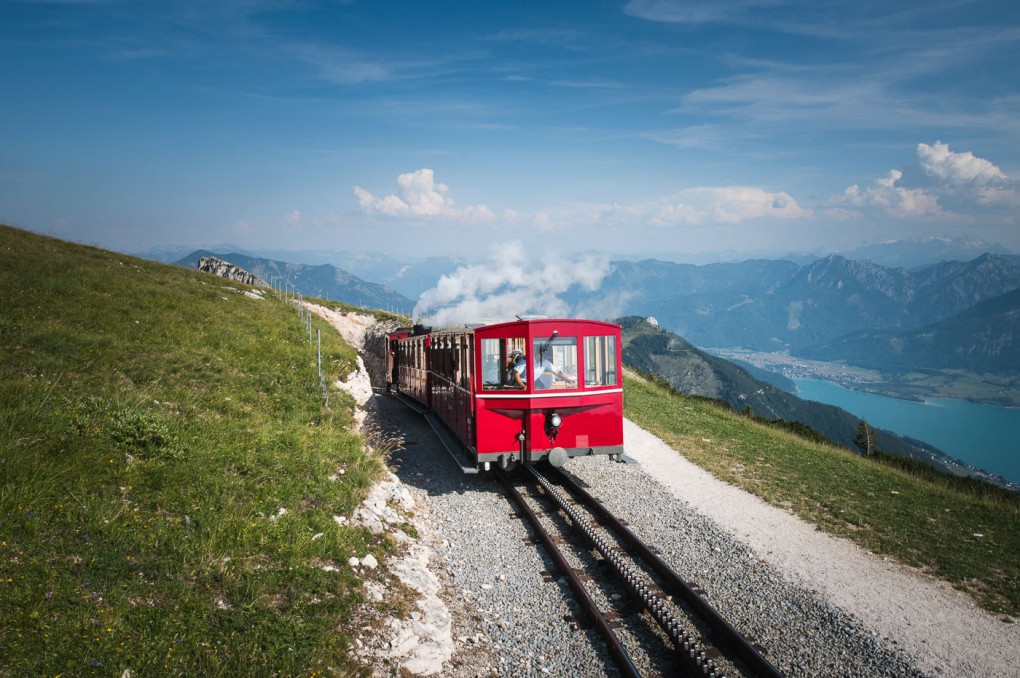 SchafbergBahn kurz vor der Haltstelle Schafbergspitze an einem Sommertag im Hintergrund sieht man den Wolfgangsee