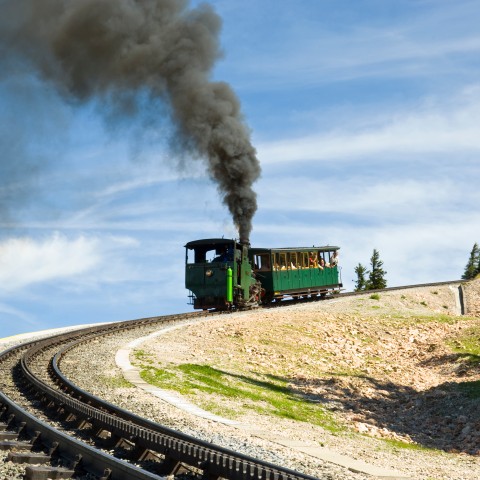 Alte Dampflok auf dem Weg zum Gipfel des Schafbergs