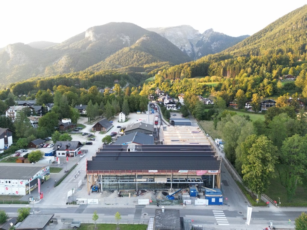 Bild vom ROhbau des ErlebnisQuartiers in St. Wolfgang. Um das Gebäude stehen noch Bauzäune und ein Krahn 