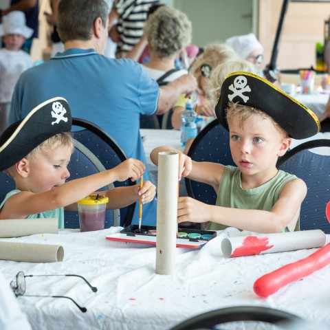 Zwei Kinder als Piraten verkleidet bei der Piratenschiffveranstaltung der WolfgangseeSchifffahrt