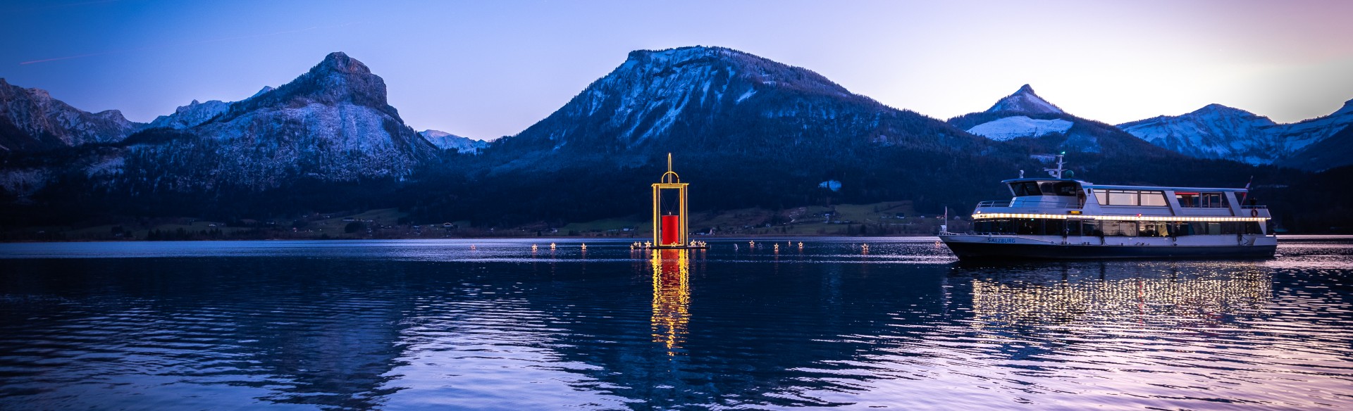 MS Salzkammergut der WolfgangseeSchifffahrt auf dem Wolfgangsee im Advent mit dem Friedenslicht am Wolfgangsee