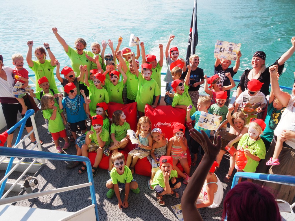 Gruppe Kinder die als Piraten verkleidet sind auf einem Schiff der WolfgangseeSchifffahrt.