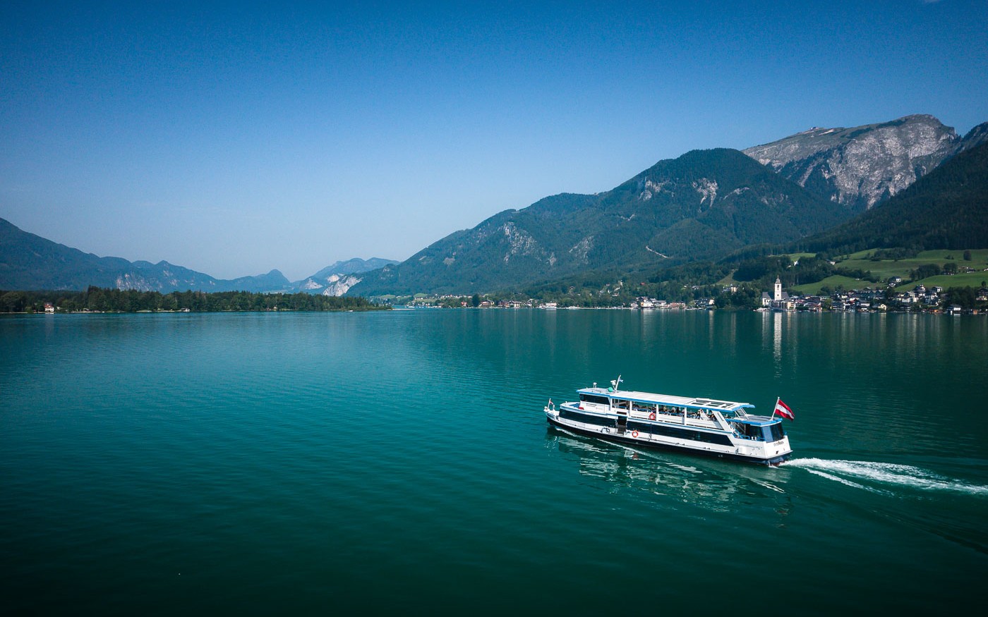 Drohnenaufnahme der MS Salzburg auf dem Wolfgangsee im Hintergrund sieht man den Schafberg