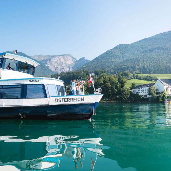 WolfgangseeSchifffahrt vor St. Wolfgang und dem Schafberg