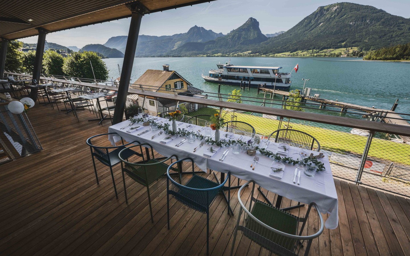 Hochzeitsdekorationen, Hochzeitsvorbereitungen, Hochzeitstafel, Hochzeitstisch, etc. auf der Terrasse des Restaurants des ErlebnisQuartier der Talstation der SchafbergBahn in St. Wolfgang am Wolfgangsee.