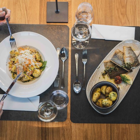 Abendessen im Restaurant des Erlebnisquartier, die Talstation der SchafbergBahn, in St. Wolfgang am Wolfgangsee.