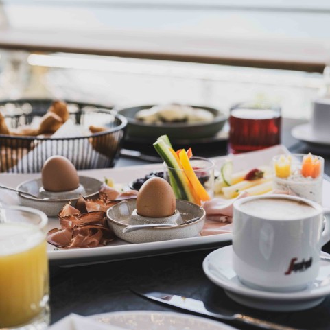 Frühstück und Brunch auf der Terrasse des Erlebnisquartiers mit Blick auf den Wolfgangsee in St. Wolfgang. 