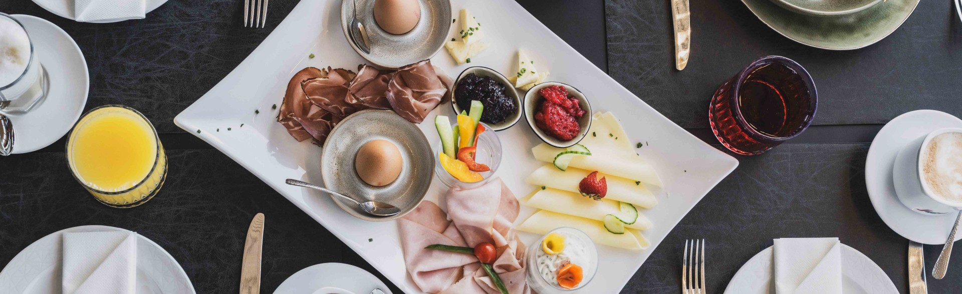 Frühstück und Brunch auf der Terrasse des Erlebnisquartiers mit Blick auf den Wolfgangsee in St. Wolfgang. 
