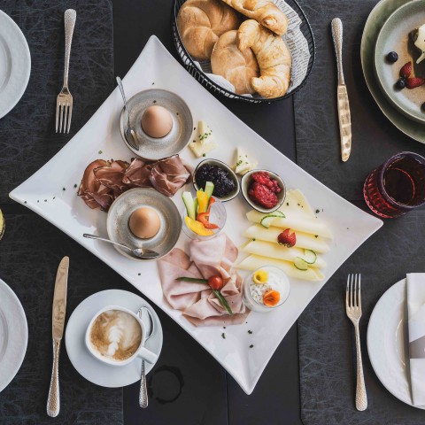 Frühstück und Brunch auf der Terrasse des Erlebnisquartiers mit Blick auf den Wolfgangsee in St. Wolfgang. 
