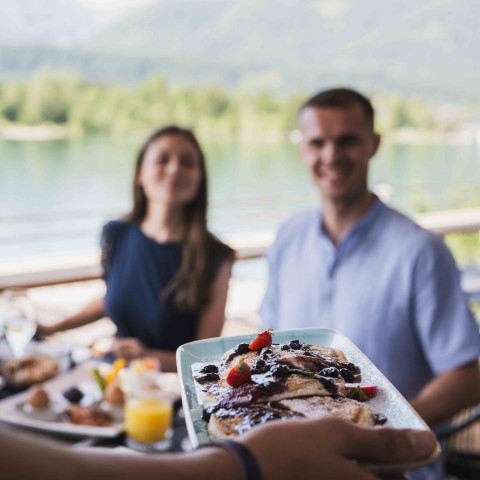 Frühstück und Brunch auf der Terrasse des Erlebnisquartiers mit Blick auf den Wolfgangsee in St. Wolfgang. 