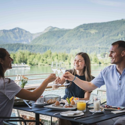 Frühstück und Brunch auf der Terrasse des Erlebnisquartiers mit Blick auf den Wolfgangsee in St. Wolfgang. 