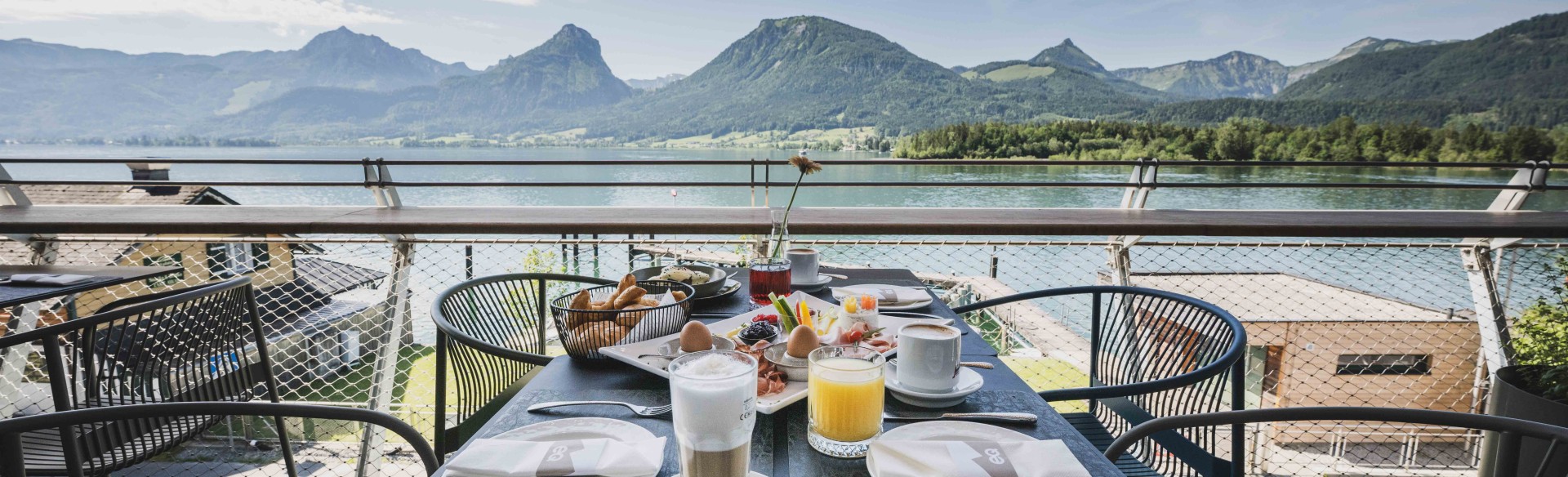 Frühstück und Brunch auf der Terrasse des Erlebnisquartiers mit Blick auf den Wolfgangsee in St. Wolfgang. 