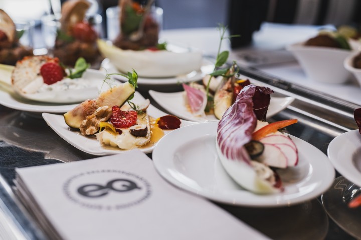 Verschieden Canapés auf einem Tisch serviert