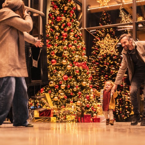 Brautpaar küsst sich an Bord des Schaufelraddampfers Kaiser Franz Josef 
