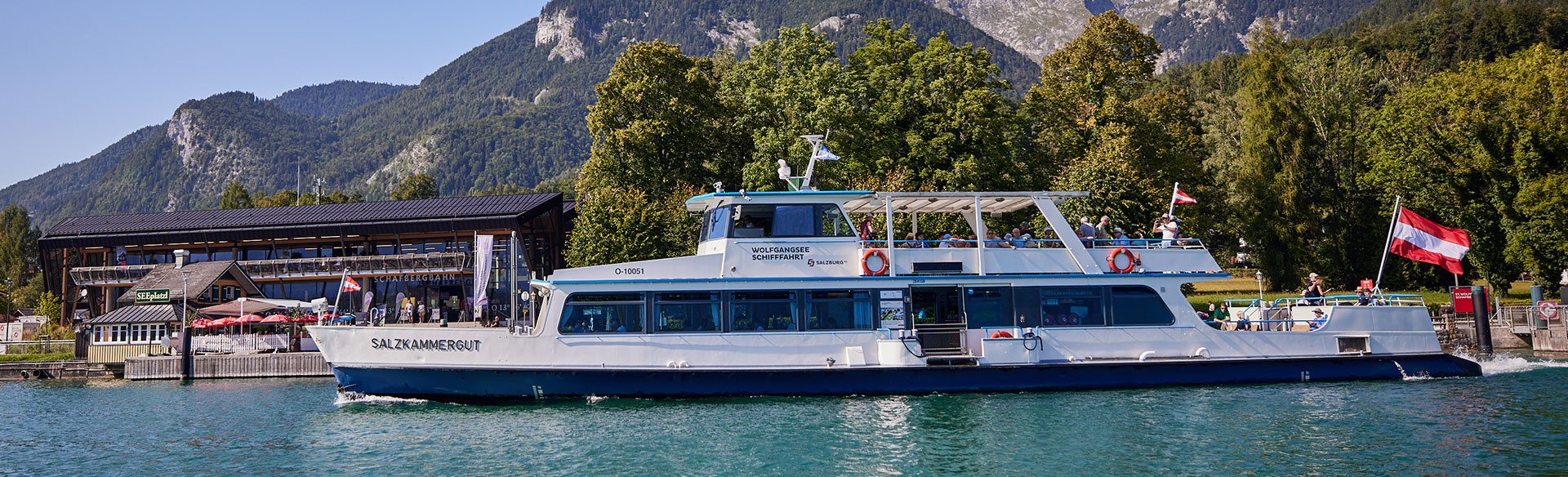 Schiff der WolfgangseeSchifffahrt vor dem ErlebnisQuartier