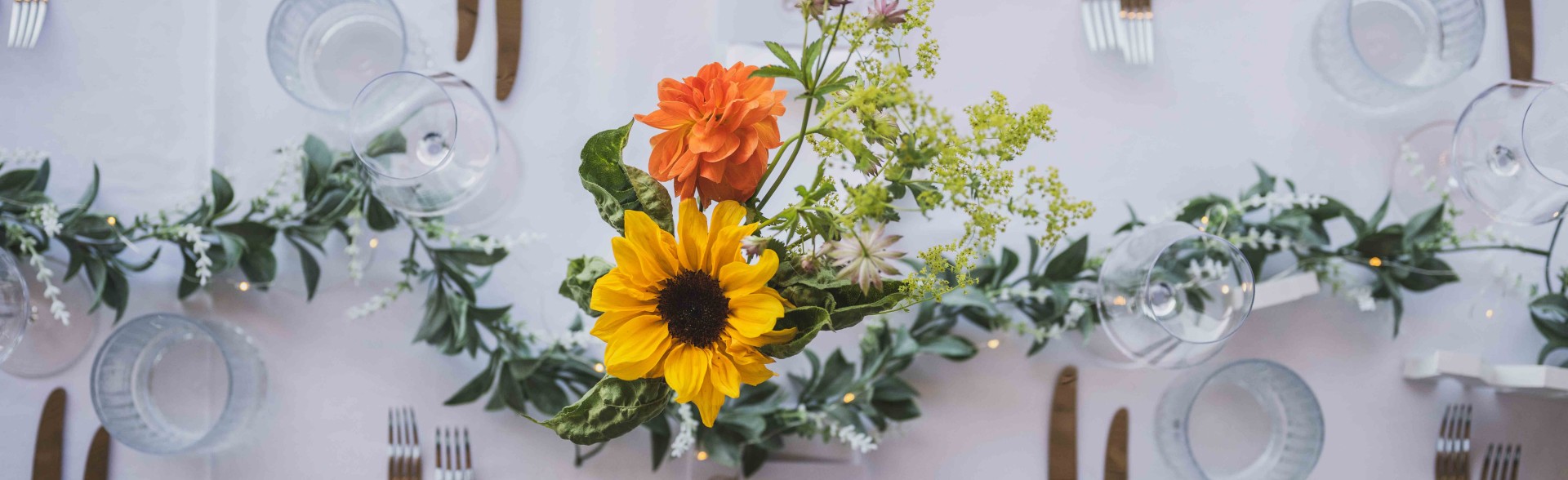 festlich gedeckter Tisch aus der Vogelperspektive fotografiert