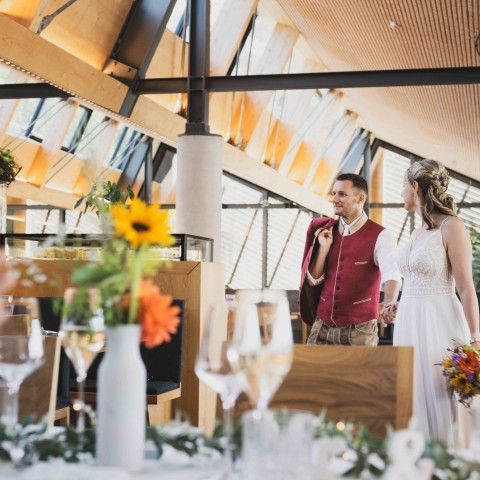 Hochzeitspaar beim Sektempfang auf der Seeterrasse vom Café & Restaurant EQ