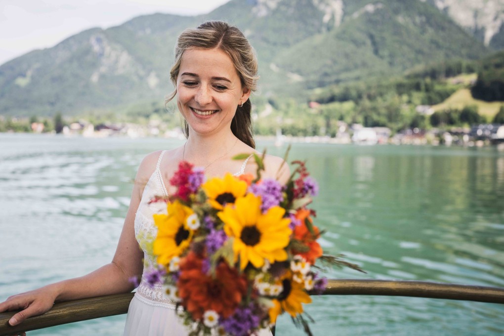 Braut mit Brautstrauß kurz vor ihrer Hochzeit auf dem Schiff