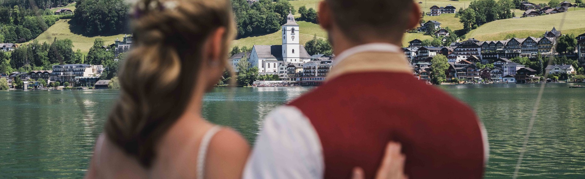 Das Hochzeitspaar auf dem beliebten Schaufelraddampfer "Kaiser Franz Josef I." der Wolfgangsee Schifffahrt am Wolfgangsee bei Sankt Wolfgang am Wolfgangsee. 