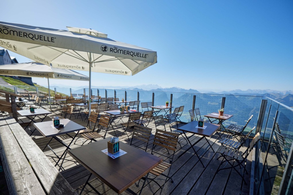 Terrasse der Himmelspforte mit geöffneten Sonnenschirmen  Blickrichtung Tal